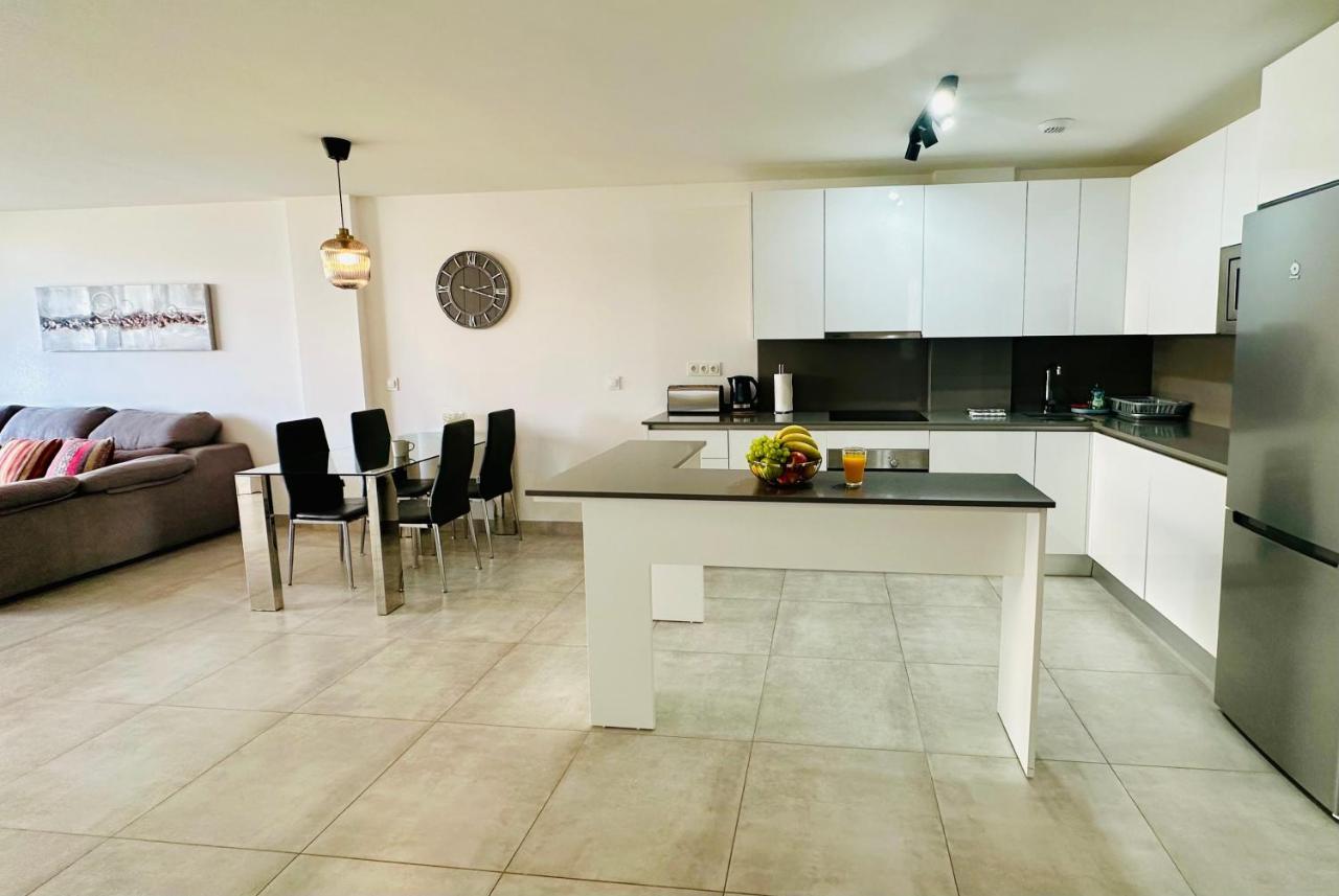 2-Bedroom-Apartment With A Terrace, Pool, Gym Málaga Exterior foto